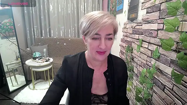 Snapshot of Hot_Girl87 chatting on 02/05/25, 11:50 Hot Girl87 online show from 02/05/25, 11:50