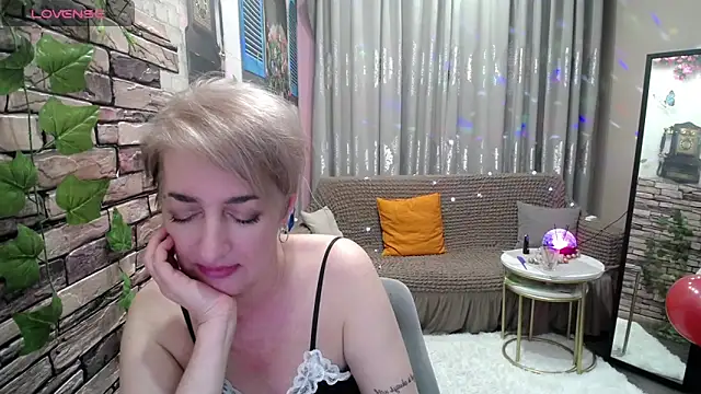 Snapshot of Hot_Girl87 chatting on 02/10/25, 12:41 Hot Girl87 online show from 02/10/25, 12:41