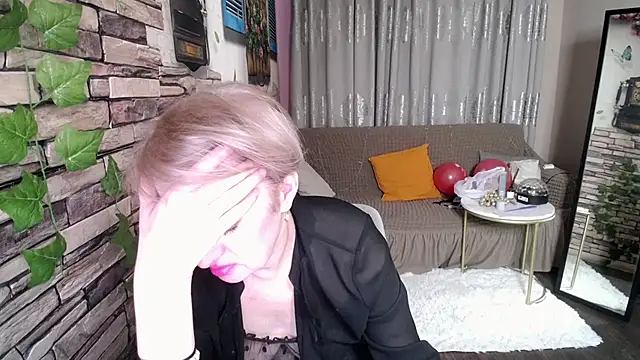 Snapshot of Hot_Girl87 chatting on 02/13/25, 07:31 Hot Girl87 online show from 02/13/25, 07:31