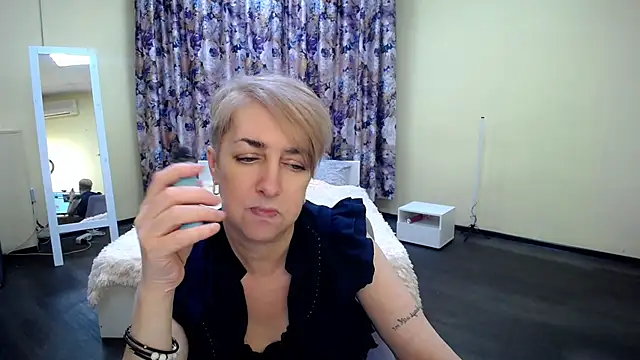 Snapshot of Hot_Girl87 chatting on 03/13/25, 11:27 Hot Girl87 online show from 03/13/25, 11:27