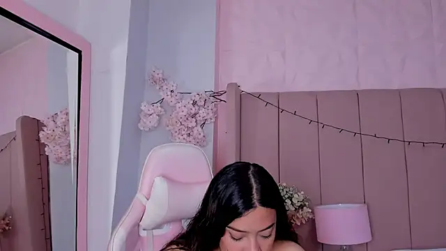 Snapshot of MollyBigBoobs12 chatting on 10/13/25, 09:04 MollyBigBoobs12 online show from 10/13/25, 09:04