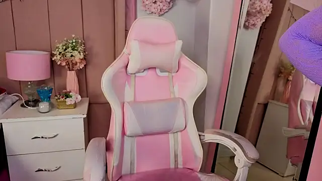 Snapshot of MollyBigBoobs12 chatting on 10/24/25, 08:38 MollyBigBoobs12 online show from 10/24/25, 08:38