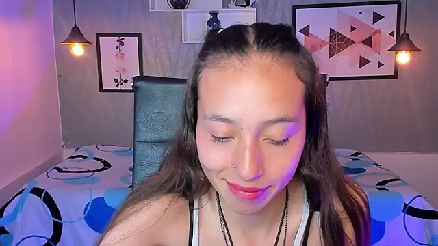 Snapshot of Valeria_roussi chatting on 12/18/24, 08:25 Valeria roussi online show from 12/18/24, 08:25
