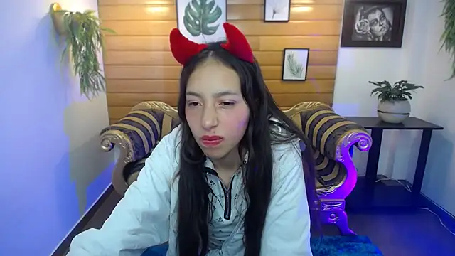 Snapshot of Valeria_roussi chatting on 02/19/25, 05:38 Valeria roussi online show from 02/19/25, 05:38
