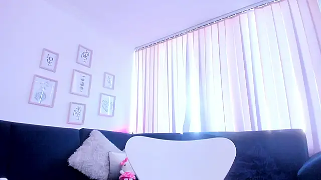 Snapshot of Valentina_Se chatting on 12/15/24, 08:36 Valentina Se online show from 12/15/24, 08:36