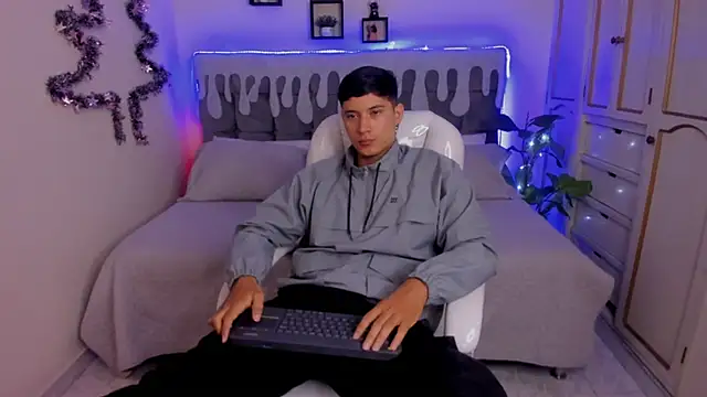 Snapshot of Damian23__ chatting on 12/15/24, 12:28 Damian23 online show from 12/15/24, 12:28