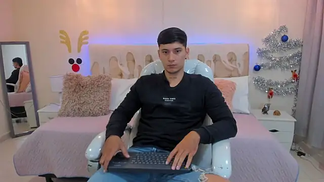 Snapshot of Damian23__ chatting on 12/17/24, 12:22 Damian23 online show from 12/17/24, 12:22