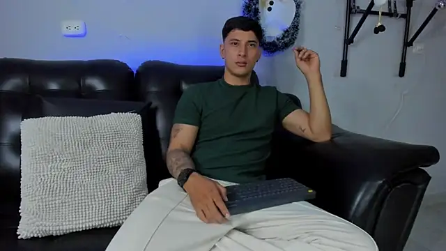 Snapshot of Damian23__ chatting on 12/21/24, 03:58 Damian23 online show from 12/21/24, 03:58