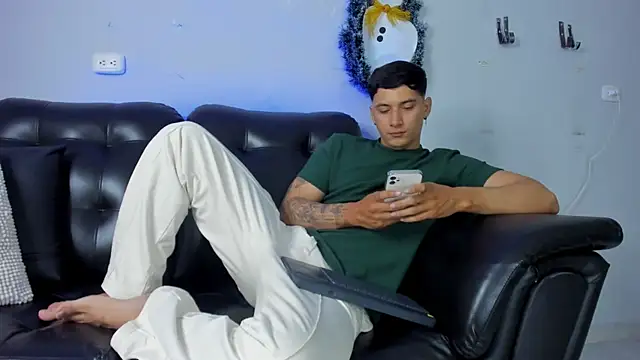 Snapshot of Damian23__ chatting on 12/21/24, 10:06 Damian23 online show from 12/21/24, 10:06