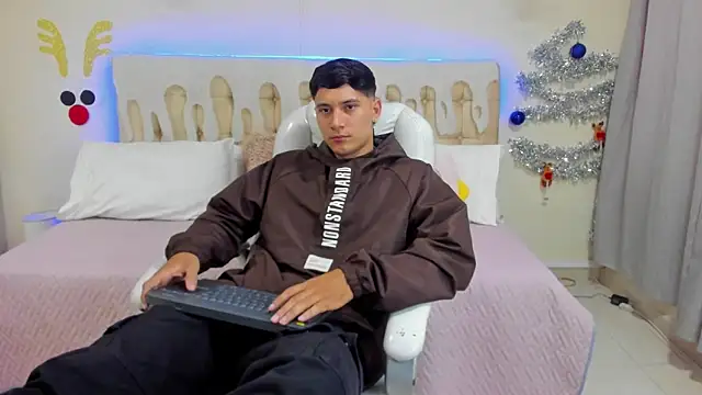Snapshot of Damian23__ chatting on 12/21/24, 01:21 Damian23 online show from 12/21/24, 01:21