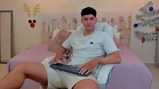 Snapshot of Damian23__ chatting on 12/23/24, 12:41 Damian23 online show from 12/23/24, 12:41