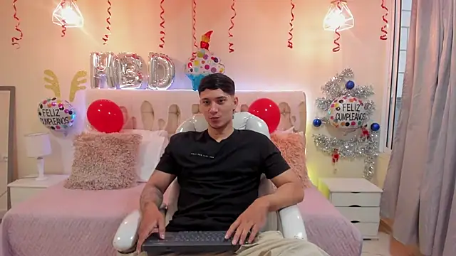 Snapshot of Damian23__ chatting on 12/24/24, 12:33 Damian23 online show from 12/24/24, 12:33