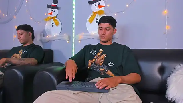 Snapshot of Damian23__ chatting on 12/29/24, 05:22 Damian23 online show from 12/29/24, 05:22