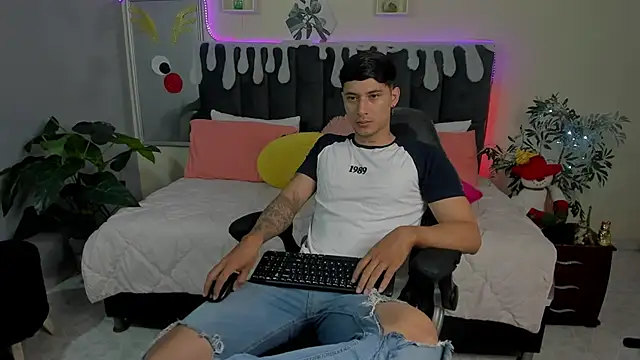 Snapshot of Damian23__ chatting on 12/30/24, 12:20 Damian23 online show from 12/30/24, 12:20