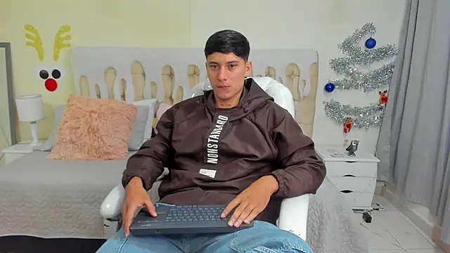 Snapshot of Damian23__ chatting on 01/02/25, 12:57 Damian23 online show from 01/02/25, 12:57