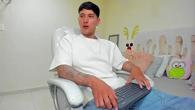Snapshot of Damian23__ chatting on 01/02/25, 04:02 Damian23 online show from 01/02/25, 04:02