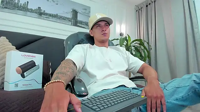 Snapshot of Damian23__ chatting on 11/12/25, 11:32 Damian23 online show from 11/12/25, 11:32