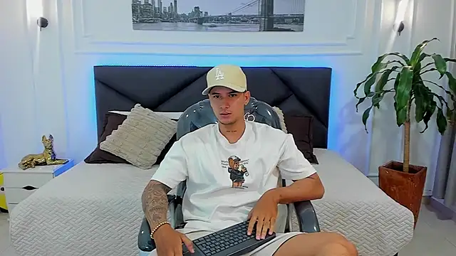 Snapshot of Damian23__ chatting on 12/02/25, 11:04 Damian23 online show from 12/02/25, 11:04