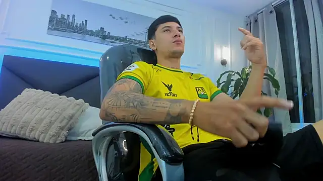 Snapshot of Damian23__ chatting on 12/03/25, 10:46 Damian23 online show from 12/03/25, 10:46