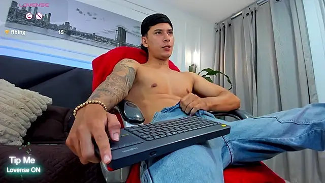 Snapshot of Damian23__ chatting on 12/05/25, 10:24 Damian23 online show from 12/05/25, 10:24