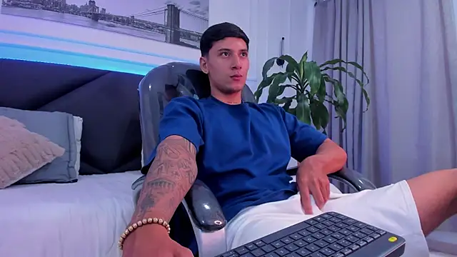 Snapshot of Damian23__ chatting on 12/15/25, 02:10 Damian23 online show from 12/15/25, 02:10