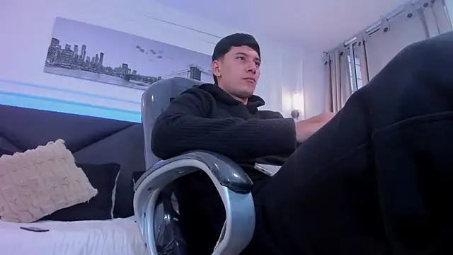 Snapshot of Damian23__ chatting on 12/16/25, 12:43 Damian23 online show from 12/16/25, 12:43