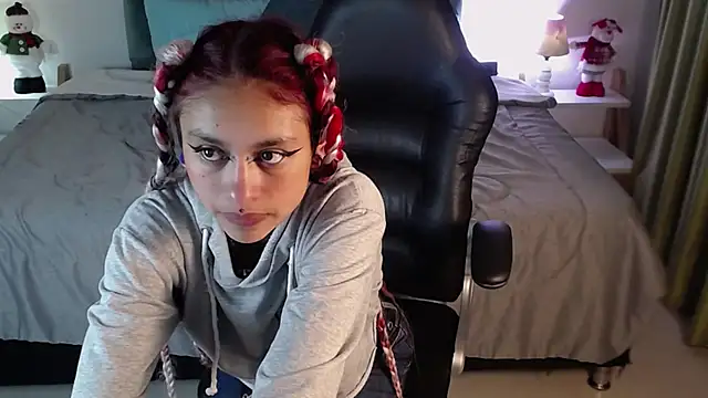 Snapshot of Kat_cute_ chatting on 12/23/24, 01:40 Kat cute online show from 12/23/24, 01:40