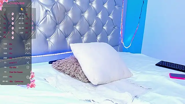 Snapshot of GinaKurt chatting on 12/22/24, 12:07 GinaKurt online show from 12/22/24, 12:07