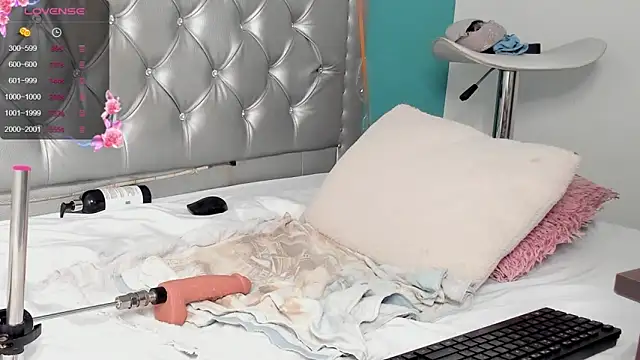 Snapshot of GinaKurt chatting on 12/30/24, 08:32 GinaKurt online show from 12/30/24, 08:32