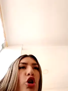 Snapshot of GIRL_DONCELLA chatting on 03/22/25, 10:04 GIRL DONCELLA online show from 03/22/25, 10:04