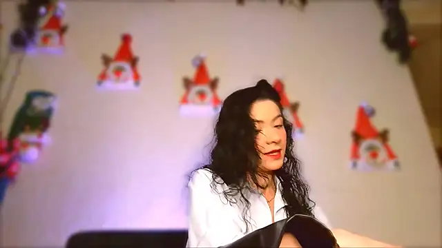 Snapshot of miabeautyxx chatting on 12/20/24, 11:32 miabeautyxx online show from 12/20/24, 11:32