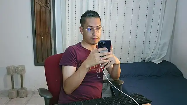 Snapshot of Orionferrer- chatting on 12/15/25, 02:49 Orionferrer- online show from 12/15/25, 02:49