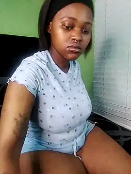 Snapshot of ThickPearlx23 chatting on 10/16/25, 02:45 ThickPearlx23 online show from 10/16/25, 02:45