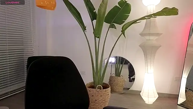 Snapshot of Siny_Moore chatting on 09/23/25, 12:35 Siny Moore online show from 09/23/25, 12:35