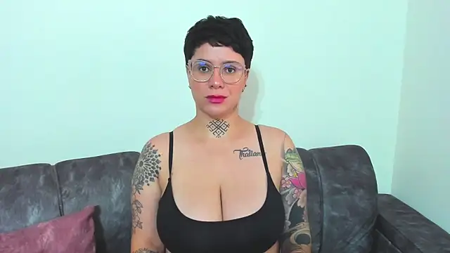 Snapshot of KatInk chatting on 11/14/25, 01:43 KatInk online show from 11/14/25, 01:43