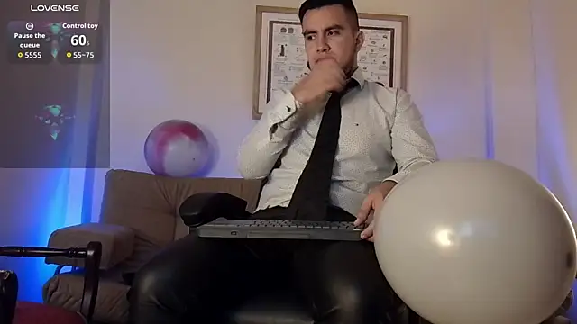 Snapshot of bradley_colt chatting on 11/30/25, 01:42 bradley colt online show from 11/30/25, 01:42