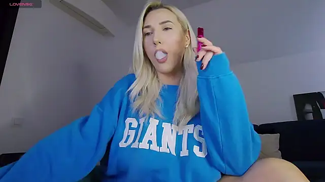 Snapshot of KhloeK chatting on 11/06/25, 10:16 KhloeK online show from 11/06/25, 10:16