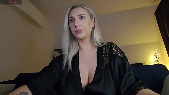 Snapshot of KhloeK chatting on 12/05/25, 04:58 KhloeK online show from 12/05/25, 04:58