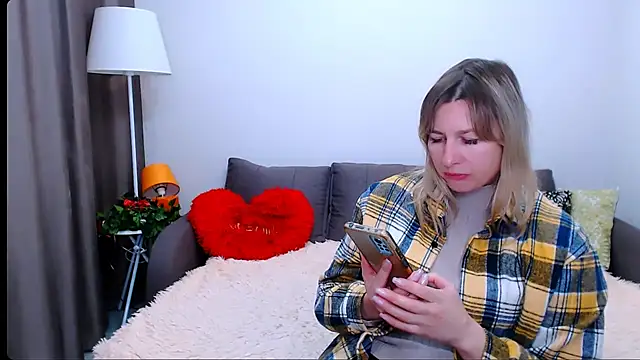 Snapshot of Incredible_Ariela chatting on 10/29/25, 08:16 Incredible Ariela online show from 10/29/25, 08:16