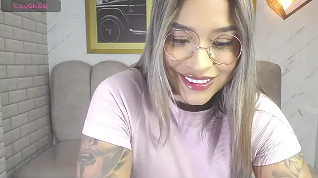 Snapshot of _Charlotte_v chatting on 04/21/26, 04:30 Charlotte v online show from 04/21/26, 04:30
