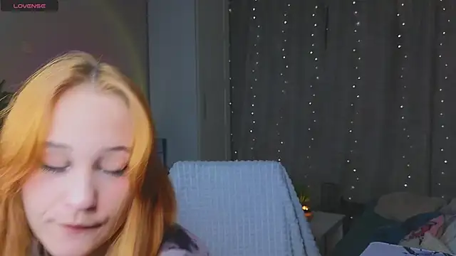 Snapshot of MaryRace chatting on 11/21/25, 12:04 MaryRace online show from 11/21/25, 12:04