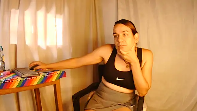 Snapshot of Oh_Tique chatting on 02/12/25, 05:58 Oh Tique online show from 02/12/25, 05:58