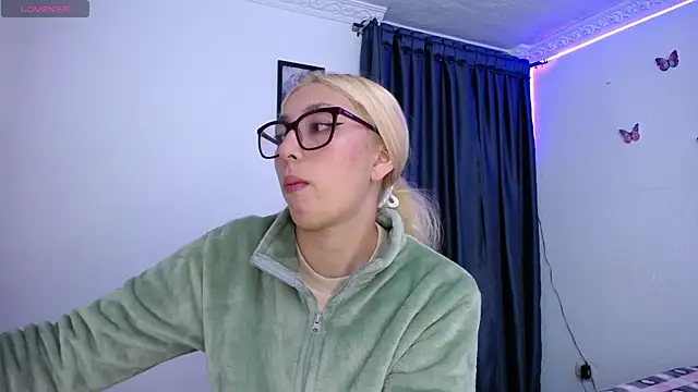 Snapshot of Soffy-brooks chatting on 04/16/26, 04:35 Soffy-brooks online show from 04/16/26, 04:35