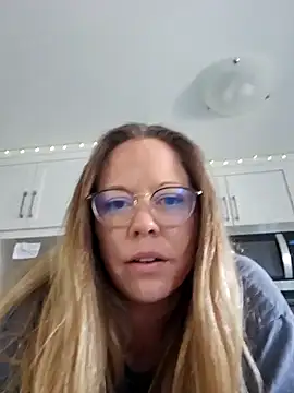 Snapshot of MissyLovexxx chatting on 12/28/24, 04:20 MissyLovexxx online show from 12/28/24, 04:20