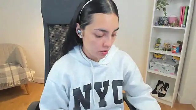  BellaEvans  online show from 06/13/26, 04:21