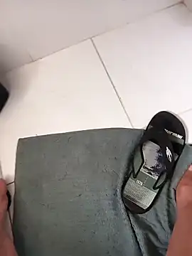 Snapshot of lobomisterioso13 chatting on 11/28/25, 02:20 lobomisterioso13 online show from 11/28/25, 02:20