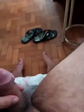 Snapshot of lobomisterioso13 chatting on 12/18/25, 04:35 lobomisterioso13 online show from 12/18/25, 04:35