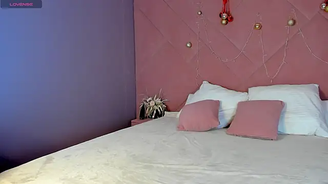Anna Robinson online show from 12/30/24, 01:04