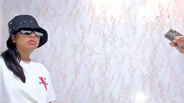 BarbieHotLaura online show from 01/03/25, 06:03