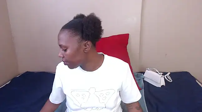 Snapshot of YourDreamLady22 chatting on 12/21/24, 10:28 YourDreamLady22 online show from 12/21/24, 10:28